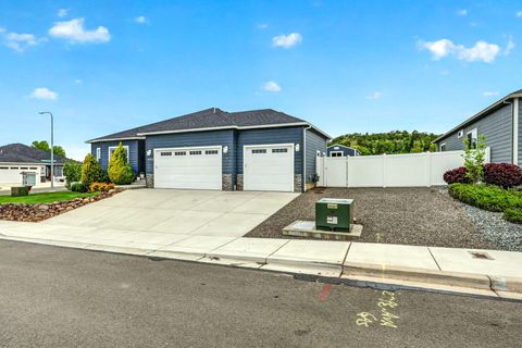 Tiny photo for 1723 Luxor Lane, Medford, OR 97504 (MLS # 220219939)