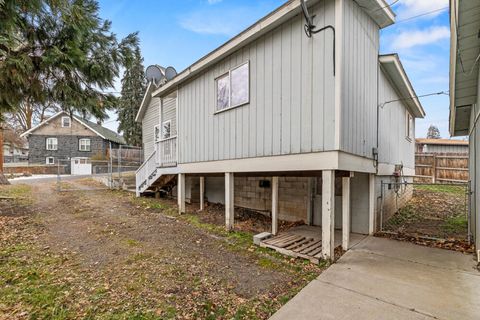 Tiny photo for 731 Rose Street, Klamath Falls, OR 97601 (MLS # 220214332)
