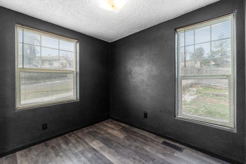 Tiny photo for 731 Rose Street, Klamath Falls, OR 97601 (MLS # 220214332)