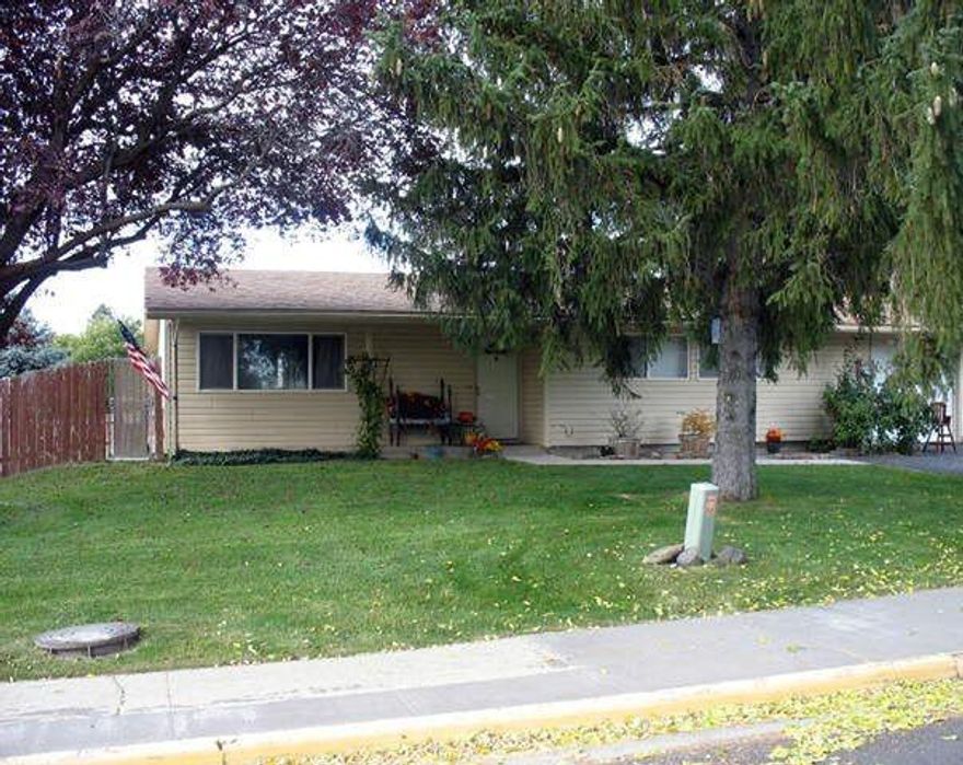 Super cute 3 Bedroom 1 Bath condo in a gated community. Nice neighborhood.