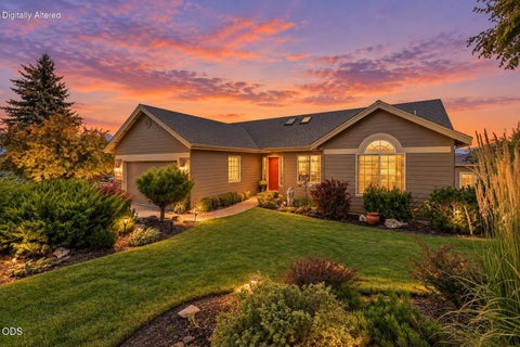 Photo of 954 Yosemite Falls Drive, Redmond, OR 97756 (MLS # 220228739)