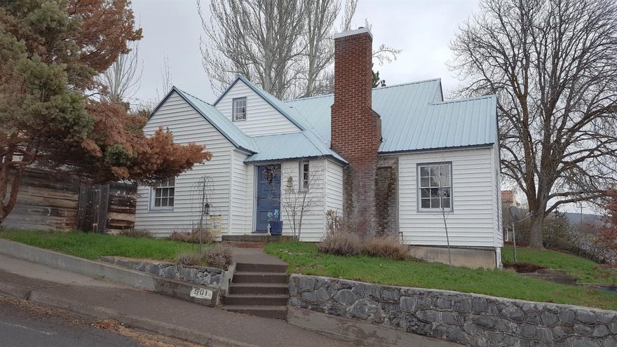 Charming Traditional home in Hot springs. 3 bedrooms 2 baths Formal dining with built-ins, Large Living room with gas fireplace, Beautiful Picture windows with views of the City lights! Darling vintage kitchen with white cabinets, leading to back deck access for Summer entertaining ! Master bedroom / bath on the main floor. Additional den / office. 2 bedrooms and a full bath upstairs. Walk out basement, separate laundry room and a dog Washing Station ! Must See !