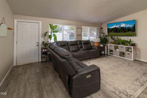 Tiny photo for 3217 SW Quartz Avenue, Redmond, OR 97756 (MLS # 220226961)