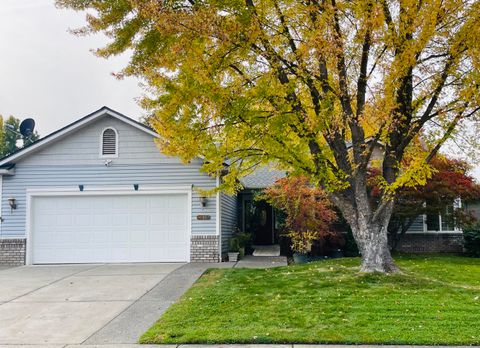 Photo of 705 Mountain Avenue, Central Point, OR 97502 (MLS # 220211639)