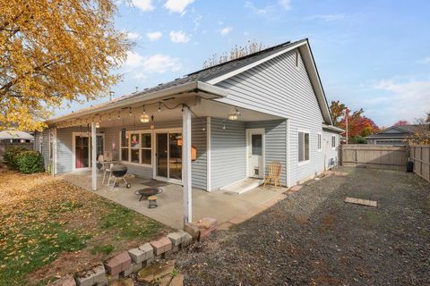 Tiny photo for 705 Mountain Avenue, Central Point, OR 97502 (MLS # 220211639)