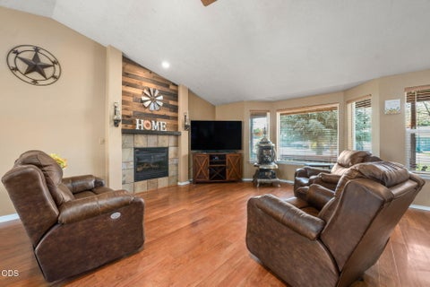 Tiny photo for 841 NW Negus Place, Redmond, OR 97756 (MLS # 220222922)