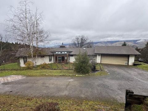Photo of 1751 Dragon Fly Lane, Ashland, OR 97520 (MLS # 220213095)