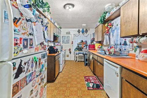 Tiny photo for 1213 E Park Street, Grants Pass, OR 97527 (MLS # 220211480)