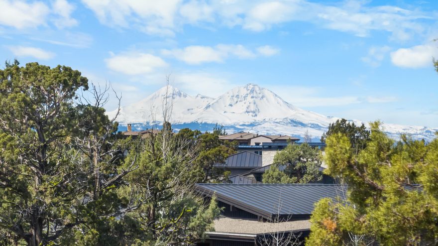 Welcome to Juniper Preserve, your golf and wellness sanctuary. Juniper Preserve features multiple restaurants, 2 championship golf courses (Fazio, and Nicklaus), fitness facilities, spa, pickleball court, playground, golf academy, access to bike trails, and a newly opened market. This lots premium location is close enough to the heart of the resort that you can escape for a quick trip to enjoy all the amenities, or relax on your back patio and enjoy the seclusion that makes living at the end of a dead end street such a perfect retreat. If you value the feeling of coming home to your own private sanctuary then you don't want to miss this one. Purchase will include Pronghorn club membership fee.