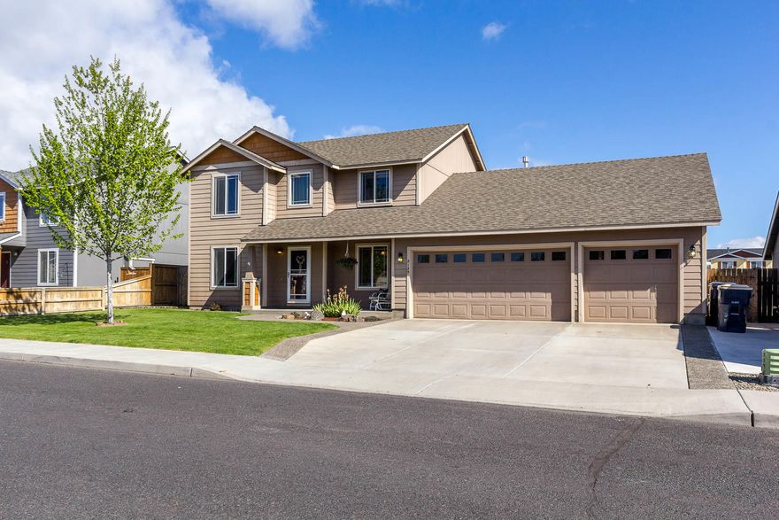 A wonderful 4 bedroom, 2.5 bath home with den. There is a large family room upstairs along with living room down. The master is on the lower level with the other three bedrooms upstairs, formal dining room, three car garage, gas fireplace in the downstairs living room.