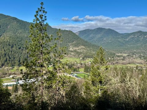 Tiny photo for 901 Manzanita Drive, Rogue River, OR 97537 (MLS # 220221320)