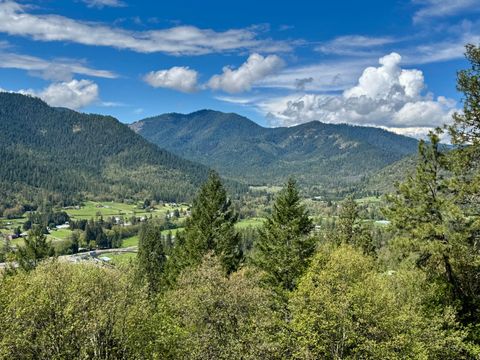 Photo of 901 Manzanita Drive, Rogue River, OR 97537 (MLS # 220221320)