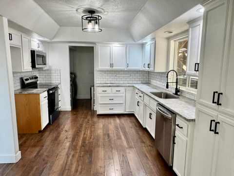 Tiny photo for 901 Manzanita Drive, Rogue River, OR 97537 (MLS # 220221320)
