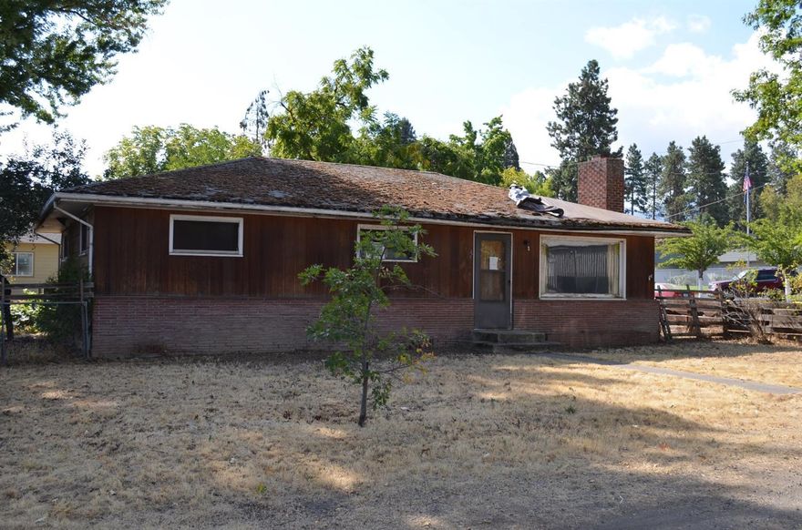 3 bedroom 1 bathroom home on a large corner lot, this home is waiting for your tender loving care, bring your hammer and paint brushes. Great location close to schools and shopping.