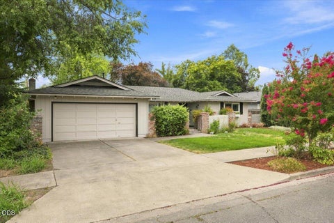 Photo of 2905 El Dorado Drive, Medford, OR 97504 (MLS # 220226739)