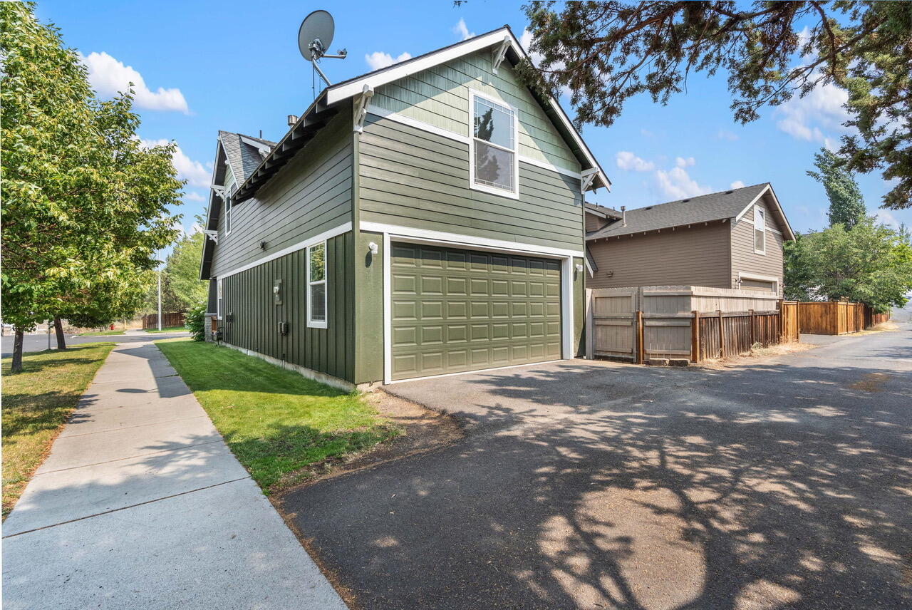 2727 NE Great Horned Place