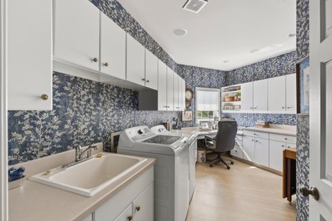 Tiny photo for 719 Widgeon Road, Redmond, OR 97756 (MLS # 220219270)