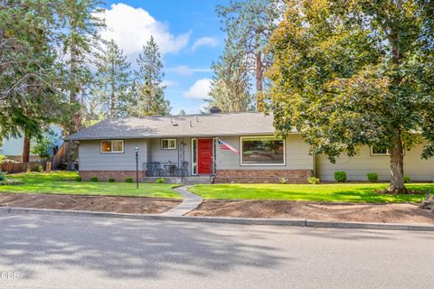 Photo of 709 NE Lafayette Avenue, Bend, OR 97701 (MLS # 220224006)
