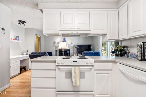Tiny photo for 709 NE Lafayette Avenue, Bend, OR 97701 (MLS # 220224006)
