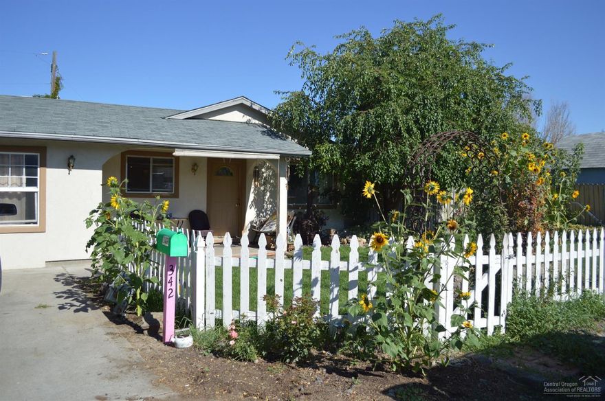 From alcoves to pillars-even a white Pickett fence, this 4 bedroom, 1 bath home is full of character! Split floor plan, Mature trees and garden. Quiet neighborhood.