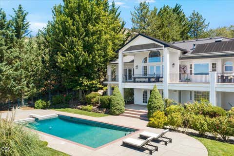 Tiny photo for 1553 Devonshire Place, Medford, OR 97504 (MLS # 220227241)