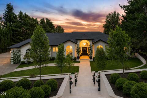 Photo of 1553 Devonshire Place, Medford, OR 97504 (MLS # 220227241)