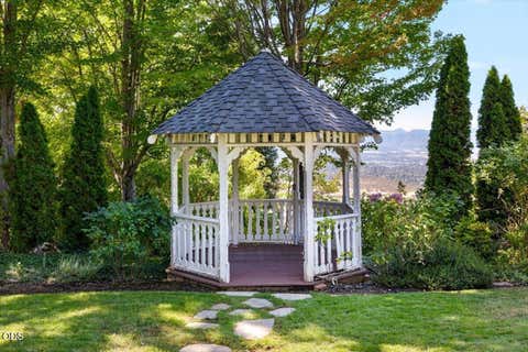 Tiny photo for 1553 Devonshire Place, Medford, OR 97504 (MLS # 220227241)