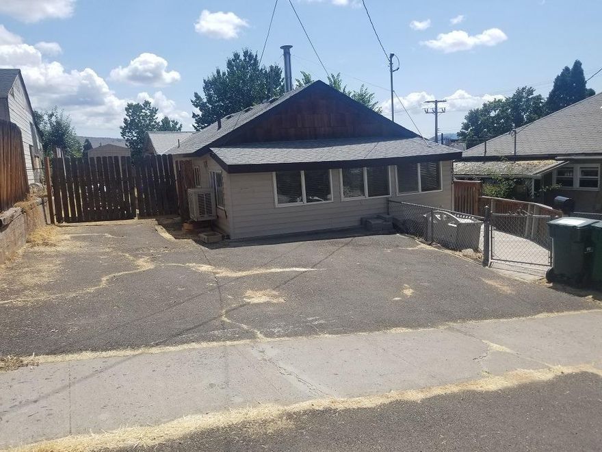 Open floor plan 3 bedroom 1 bath home. Would make a great rental or first time home buyer. Good size backyard that is very private. Brand new gas hot water heater. This home is to be SOLD AS IS. Do have P&D report .
