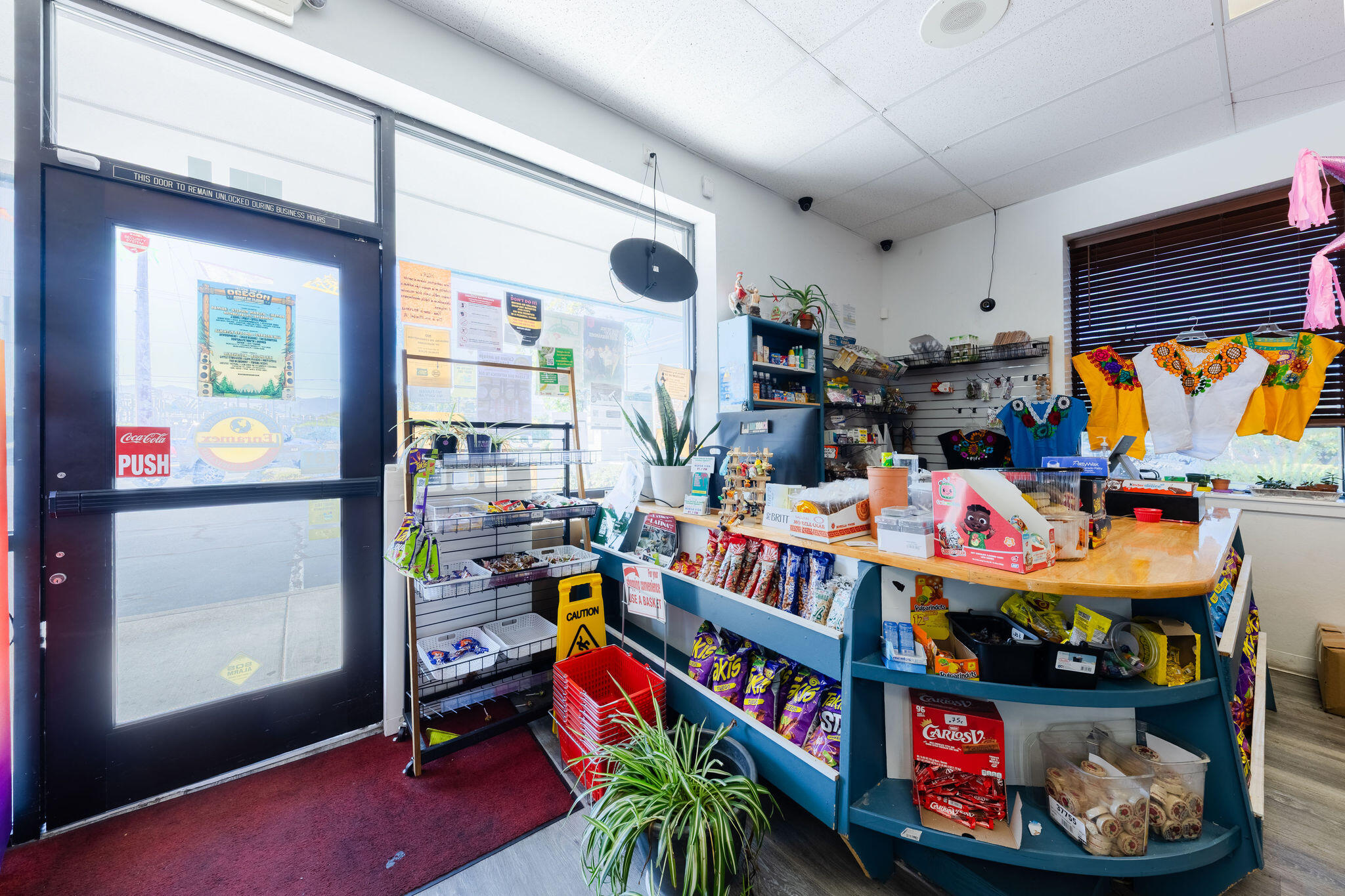 Main image without alt text