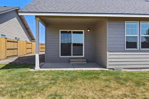 Tiny photo for 1717 NE 3rd Court, Redmond, OR 97756 (MLS # 220221184)