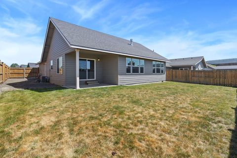 Tiny photo for 1717 NE 3rd Court, Redmond, OR 97756 (MLS # 220221184)
