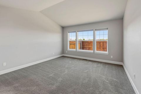 Tiny photo for 1717 NE 3rd Court, Redmond, OR 97756 (MLS # 220221184)
