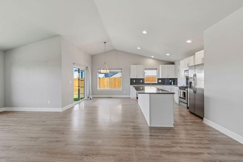Tiny photo for 1717 NE 3rd Court, Redmond, OR 97756 (MLS # 220221184)
