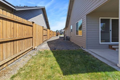 Tiny photo for 1717 NE 3rd Court, Redmond, OR 97756 (MLS # 220221184)