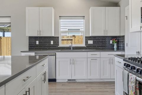 Tiny photo for 1717 NE 3rd Court, Redmond, OR 97756 (MLS # 220221184)