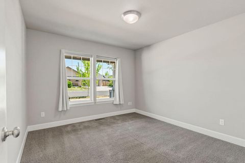 Tiny photo for 1717 NE 3rd Court, Redmond, OR 97756 (MLS # 220221184)