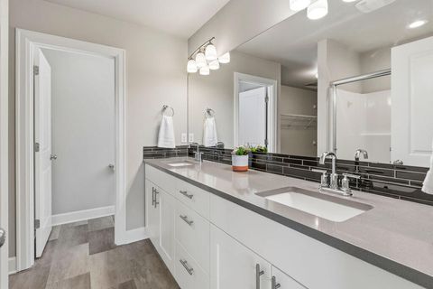 Tiny photo for 1717 NE 3rd Court, Redmond, OR 97756 (MLS # 220221184)