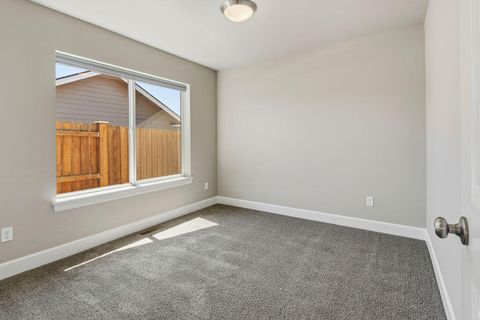 Tiny photo for 1717 NE 3rd Court, Redmond, OR 97756 (MLS # 220221184)