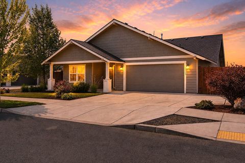 Photo of 1717 NE 3rd Court, Redmond, OR 97756 (MLS # 220221184)