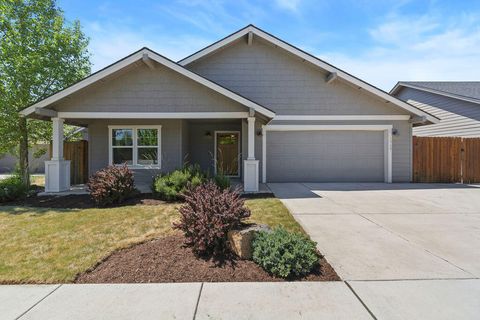 Tiny photo for 1717 NE 3rd Court, Redmond, OR 97756 (MLS # 220221184)
