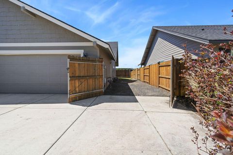 Tiny photo for 1717 NE 3rd Court, Redmond, OR 97756 (MLS # 220221184)