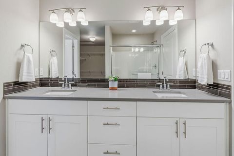 Tiny photo for 1717 NE 3rd Court, Redmond, OR 97756 (MLS # 220221184)