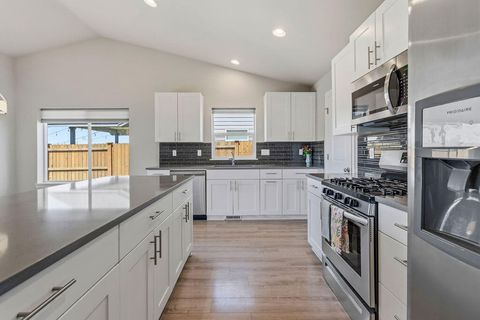 Tiny photo for 1717 NE 3rd Court, Redmond, OR 97756 (MLS # 220221184)