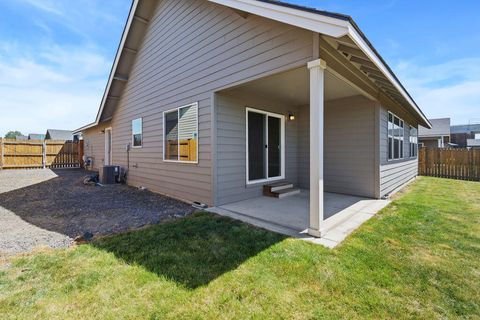 Tiny photo for 1717 NE 3rd Court, Redmond, OR 97756 (MLS # 220221184)
