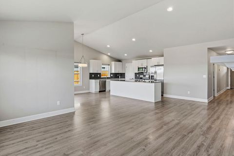 Tiny photo for 1717 NE 3rd Court, Redmond, OR 97756 (MLS # 220221184)