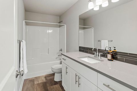Tiny photo for 1717 NE 3rd Court, Redmond, OR 97756 (MLS # 220221184)
