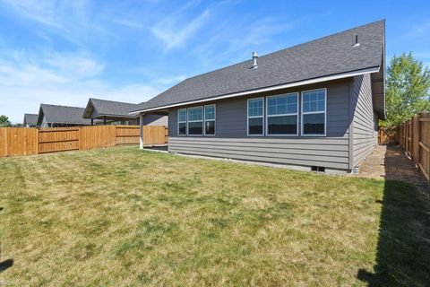 Tiny photo for 1717 NE 3rd Court, Redmond, OR 97756 (MLS # 220221184)