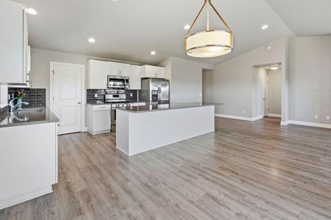 Tiny photo for 1717 NE 3rd Court, Redmond, OR 97756 (MLS # 220221184)