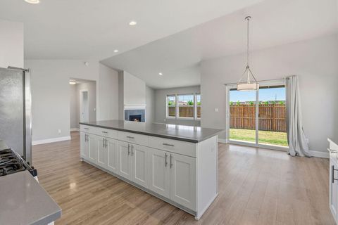 Tiny photo for 1717 NE 3rd Court, Redmond, OR 97756 (MLS # 220221184)