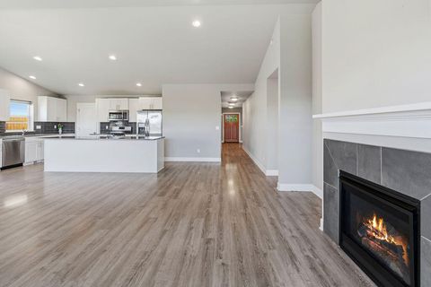 Tiny photo for 1717 NE 3rd Court, Redmond, OR 97756 (MLS # 220221184)